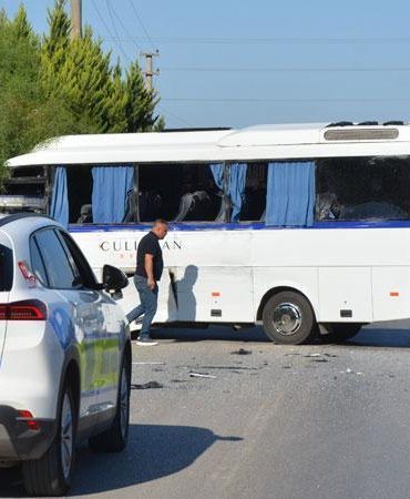 Servis midibüsü tur otobüsüne çarptı: 6 yaralı