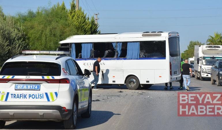 Servis midibüsü tur otobüsüne çarptı: 6 yaralı