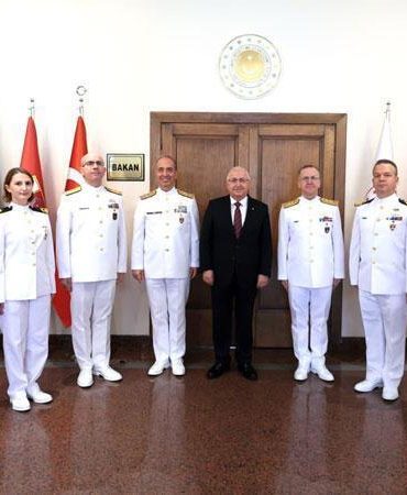 Bakan Güler, Deniz Kuvvetleri Komutanı Tatlıoğlu ile bir araya geldi