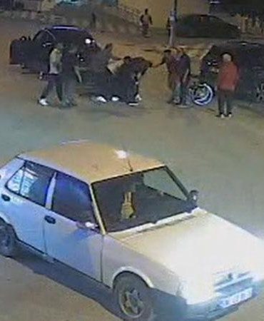 Laf atma tartışmasında tekme- yumruk dövüldü; o anlar kamerada