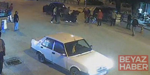 Laf atma tartışmasında tekme- yumruk dövüldü; o anlar kamerada