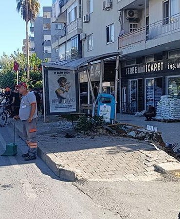 Otomobil önce yayaya ardından duraktaki karı kocaya çarptı; 3 yaralı