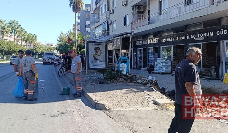 Otomobil önce yayaya ardından duraktaki karı kocaya çarptı; 3 yaralı