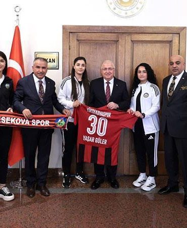 Bakan Güler, Yüksekova Spor Kadın Futbol Takımı sporcuları ile görüştü