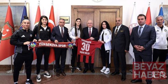 Bakan Güler, Yüksekova Spor Kadın Futbol Takımı sporcuları ile görüştü