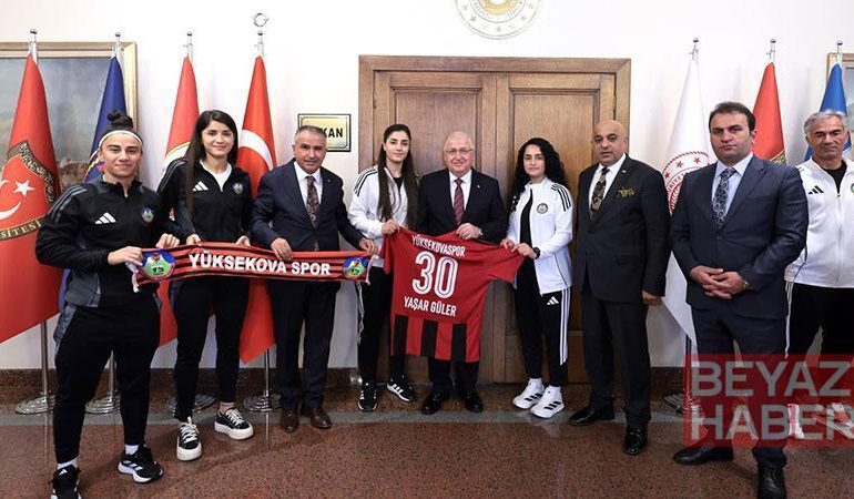 Bakan Güler, Yüksekova Spor Kadın Futbol Takımı sporcuları ile görüştü