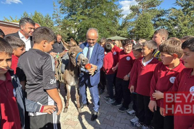 Eşekle Türkiye’yi geziyor, köy çocuklarına kitap ve kırtasiye dağıtıyor