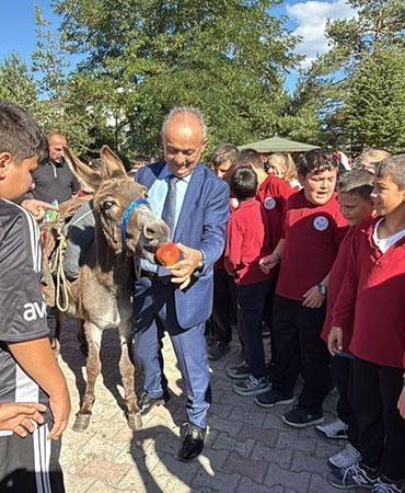 Eşekle Türkiye’yi geziyor, köy çocuklarına kitap ve kırtasiye dağıtıyor