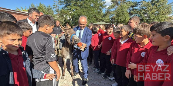 Eşekle Türkiye’yi geziyor, köy çocuklarına kitap ve kırtasiye dağıtıyor