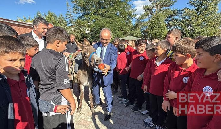 Eşekle Türkiye’yi geziyor, köy çocuklarına kitap ve kırtasiye dağıtıyor