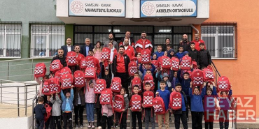 Samsun’da kırsaldaki öğrencilere Samsunspor çantası