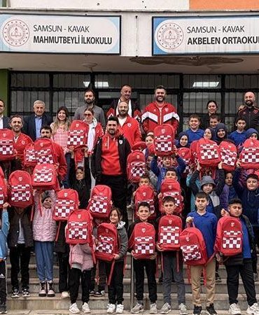Samsun’da kırsaldaki öğrencilere Samsunspor çantası