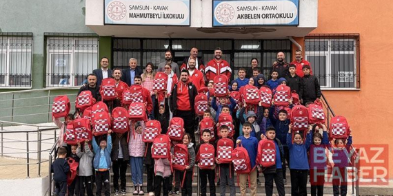 Samsun’da kırsaldaki öğrencilere Samsunspor çantası