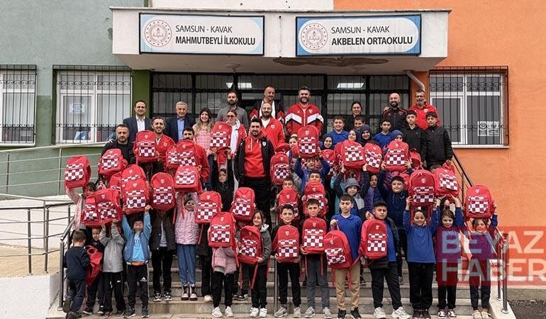 Samsun’da kırsaldaki öğrencilere Samsunspor çantası