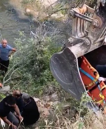 Tunceli’de hafif ticari araç çay kenarına devrildi: 2’si ağır, 5 yaralı