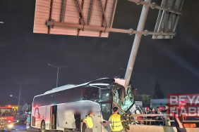 Yolcu otobüsü yön tabelasının direğine çarptı: 11 yaralı