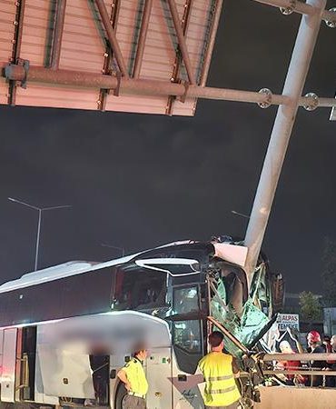 Yolcu otobüsü yön tabelasının direğine çarptı: 11 yaralı