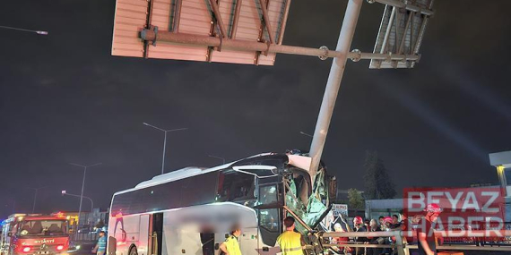 Yolcu otobüsü yön tabelasının direğine çarptı: 11 yaralı