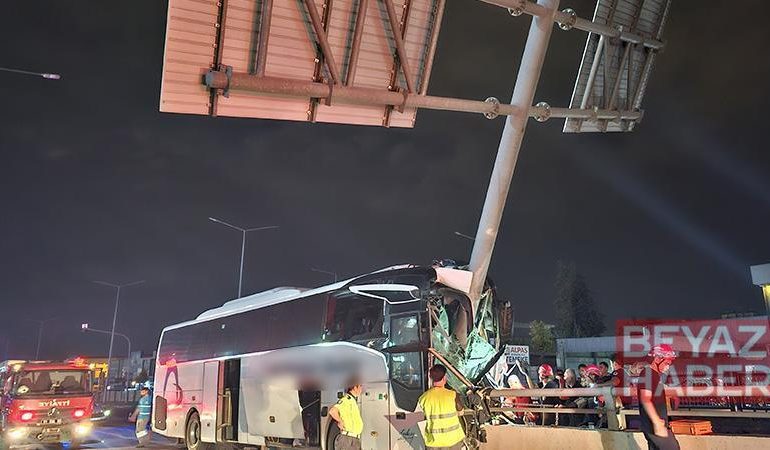 Yolcu otobüsü yön tabelasının direğine çarptı: 11 yaralı