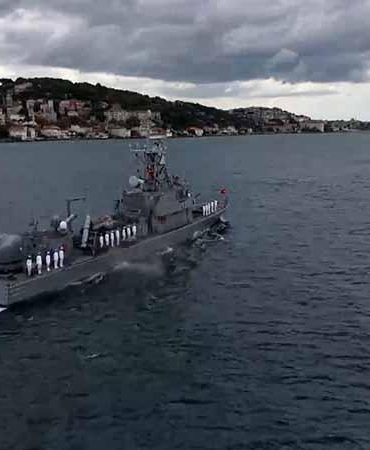 Preveze Deniz Zaferi’nin 488’inci yıl dönümünde İstanbul Boğazı’nda 15 gemiyle geçit töreni