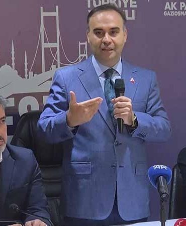 Bakan Kacır: O liderin yanında olmaktan büyük bir şeref duyuyoruz
