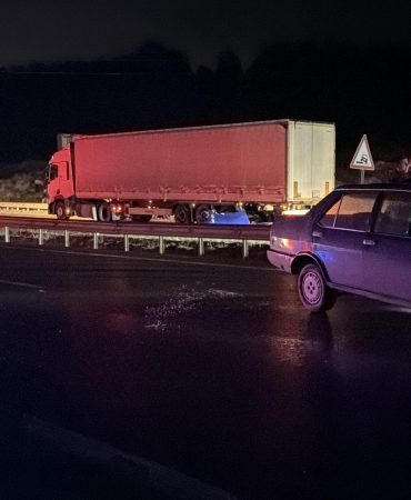 Kütahya’da bariyerleri aşan TIR karşı yöne geçip kaza yaptı: 1 yaralı