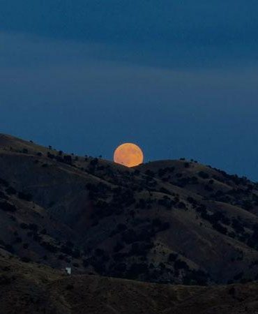 Tunceli’de dağlar arasındaki dolunay dronla görüntülendi
