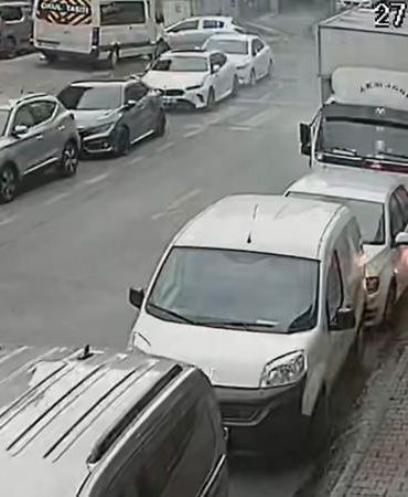 Kağıthane’de yeraltı elektrik kablolarında patlama: Aracını son anda kurtardı