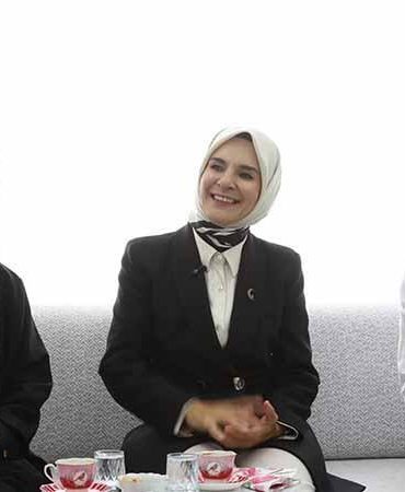Bakan Göktaş, evlilik kredisinden yararlanan yeni evli çiftin ilk misafiri oldu