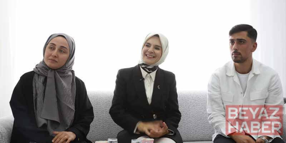 Bakan Göktaş, evlilik kredisinden yararlanan yeni evli çiftin ilk misafiri oldu