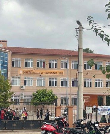 Manisa’daki okulda öğrenciler yeniden dersbaşı yaptı