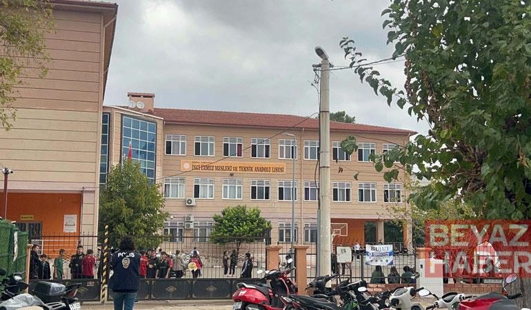 Manisa’daki okulda öğrenciler yeniden dersbaşı yaptı
