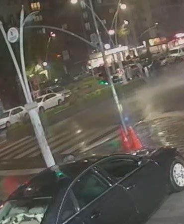 Esenler’de kayganlaşan yolda sürüklenen motosikletin kamyona çarptığı kaza kamerada