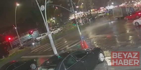 Esenler’de kayganlaşan yolda sürüklenen motosikletin kamyona çarptığı kaza kamerada