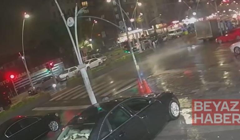 Esenler’de kayganlaşan yolda sürüklenen motosikletin kamyona çarptığı kaza kamerada