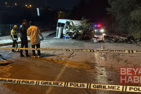 Minibüs trafik tabelası, elektrik direği ve ağaca çarptı: 6 yaralı