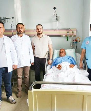 82 yaşındaki hastanın mesanesinden 42 parça taş çıkarıldı