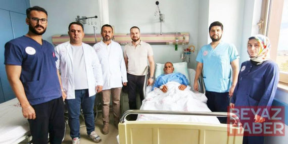 82 yaşındaki hastanın mesanesinden 42 parça taş çıkarıldı