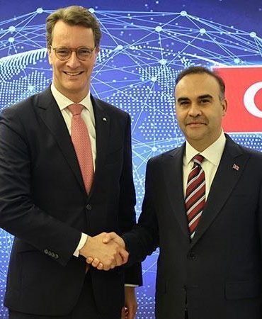 Bakan Kacır, Almanya’nın Kuzey Ren-Vestfalya Eyaleti Başbakanı Wüst ile bir araya geldi