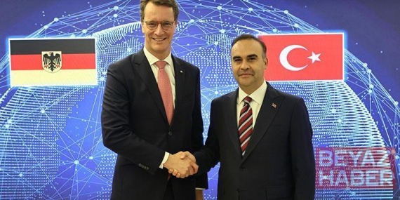 Bakan Kacır, Almanya’nın Kuzey Ren-Vestfalya Eyaleti Başbakanı Wüst ile bir araya geldi