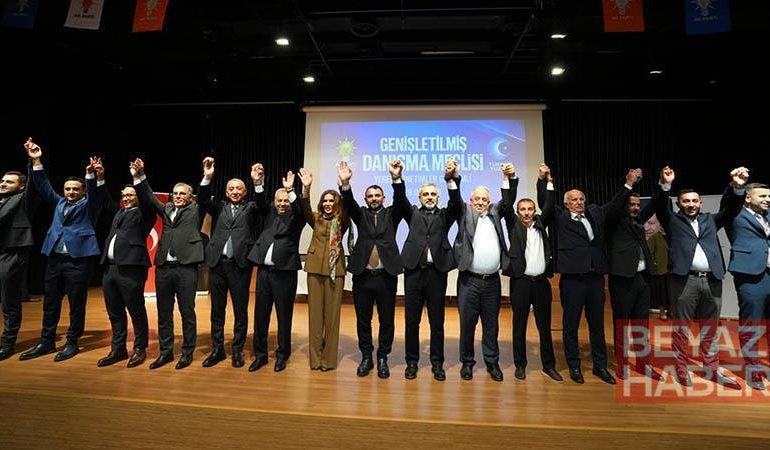 Ataşehir’de CHP’li 6 meclis üyesi AK Parti’ye katıldı
