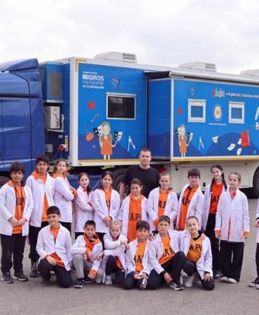 Migros Bilim Ateşböceği Öğrenim Birimi, deprem bölgesindeki çocuklarla buluşuyor