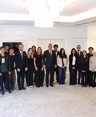 Bakan Memişoğlu, tıp fakültelerine derece ile giren öğrencilerle buluştu