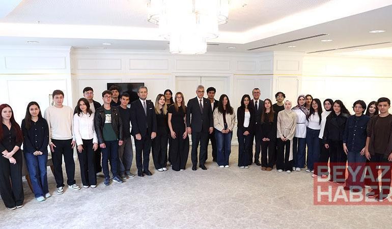 Bakan Memişoğlu, tıp fakültelerine derece ile giren öğrencilerle buluştu