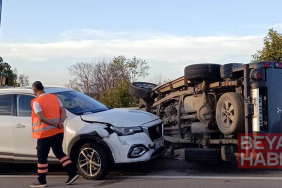 İçinde çocukla birlikte kaçırdığı otomobille yayaya ve 2 araca çarptı; 3 yaralı