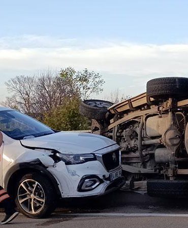 İçinde çocukla birlikte kaçırdığı otomobille yayaya ve 2 araca çarptı; 3 yaralı