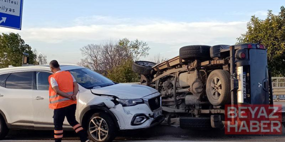 İçinde çocukla birlikte kaçırdığı otomobille yayaya ve 2 araca çarptı; 3 yaralı