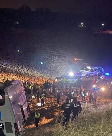 Amasya'da yolcu otobüsü devrildi: 24 yaralı