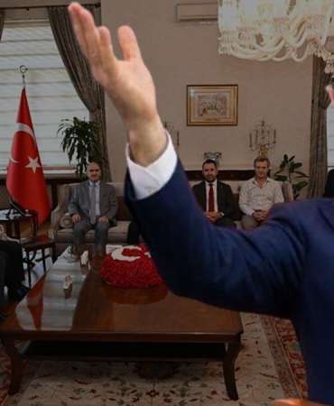 AKP'li Yenişehirlioğlu'dan kadın gazeteciye: "Güzelsiniz, bakmamak mümkün değil"