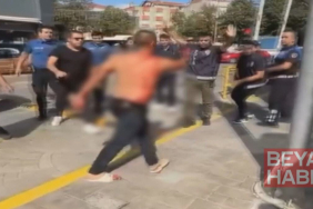 Önce aracını polislerin üzerine sürdü, sonra bıçak çekti: Üstünü çıkardı, ortalığı birbirine kattı